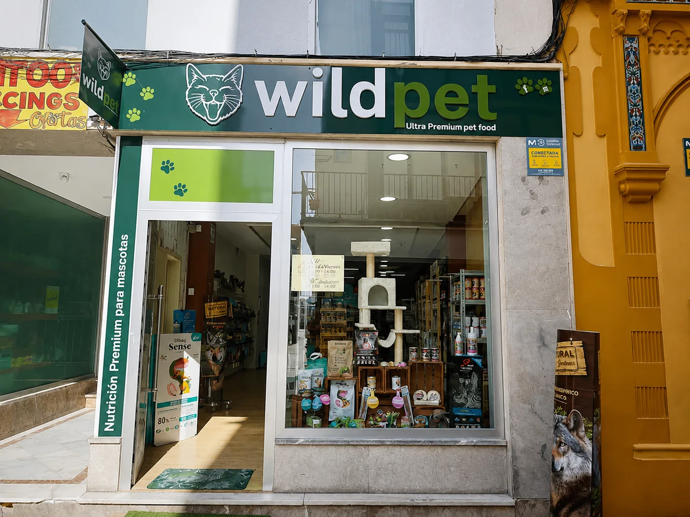 Fachada y escaparate de Wildpet en C/ San Rafael 25, San Fernando